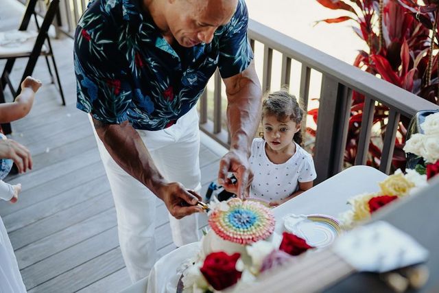 Двейн Джонсон показав яскраві фото з весілля на Гаваях - фото 351746