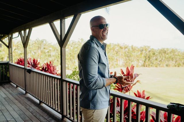 Двейн Джонсон показав яскраві фото з весілля на Гаваях - фото 351747