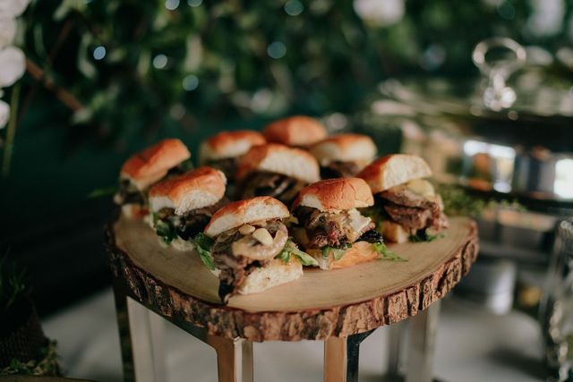 Двейн Джонсон показав яскраві фото з весілля на Гаваях - фото 351750