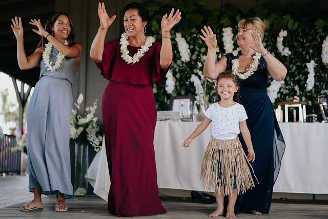 Двейн Джонсон показав яскраві фото з весілля на Гаваях - фото 351751