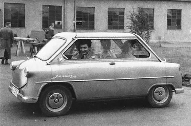 У мережі показали раритетну машину, в яку потрібно сідати через багажник і капот - фото 351825