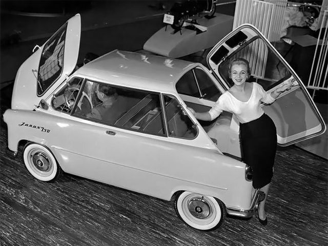 У мережі показали раритетну машину, в яку потрібно сідати через багажник і капот - фото 351827