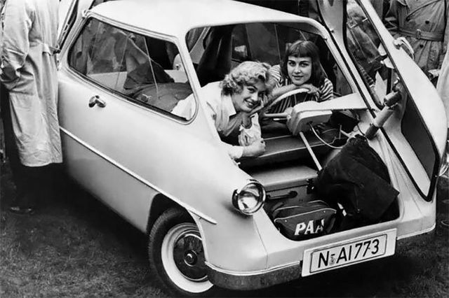 У мережі показали раритетну машину, в яку потрібно сідати через багажник і капот - фото 351829