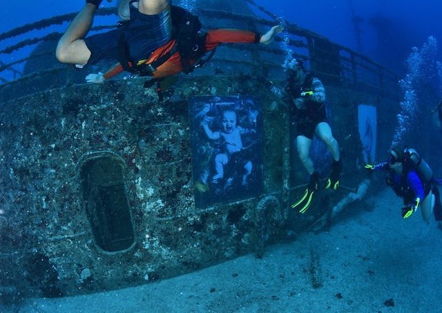 Фотограф з Австрії проводить виставки своїх робіт під водою: ефектні фото - фото 351892