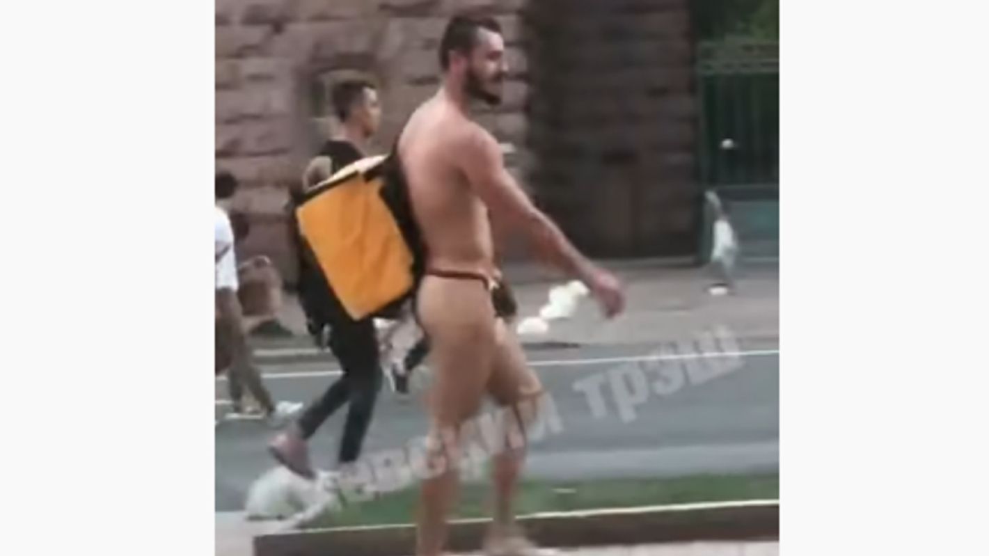 У центрі Києва кур'єр розгулював в одних лише стрінгах (відео 18+)