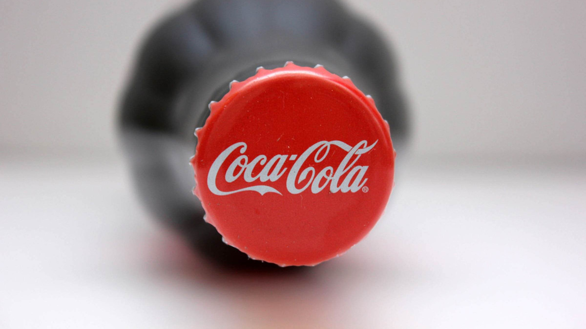 Придивіться до символу Coca-Cola - фото 1