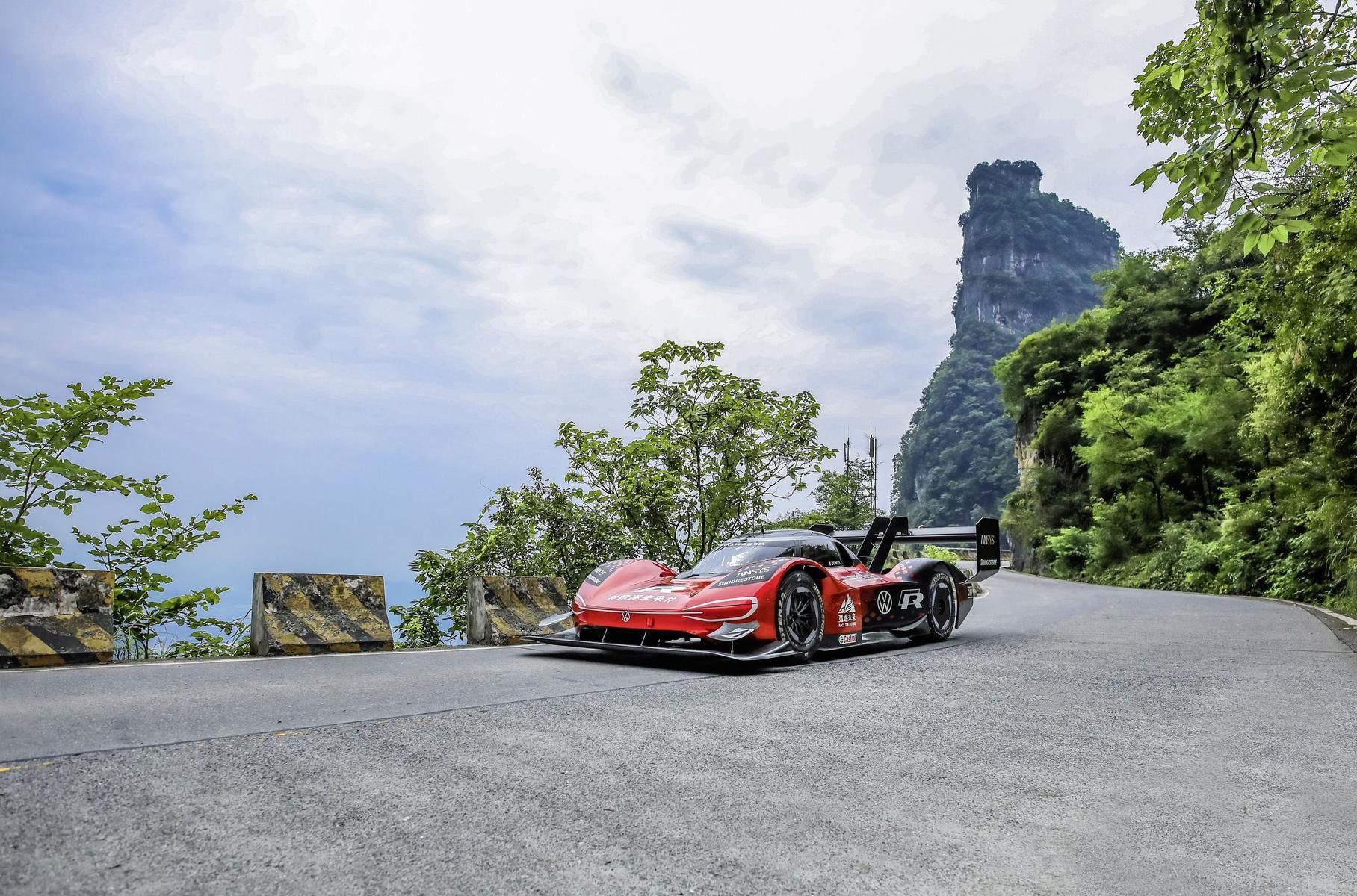 Електричний Volkswagen встановив рекорд "Дороги 99 поворотів"