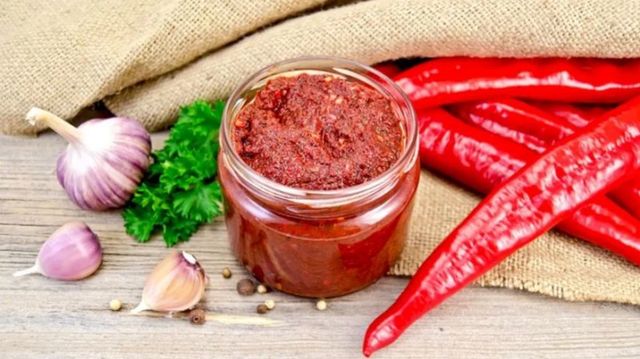 гостра аджика з помідорів без оцту - фото 352125