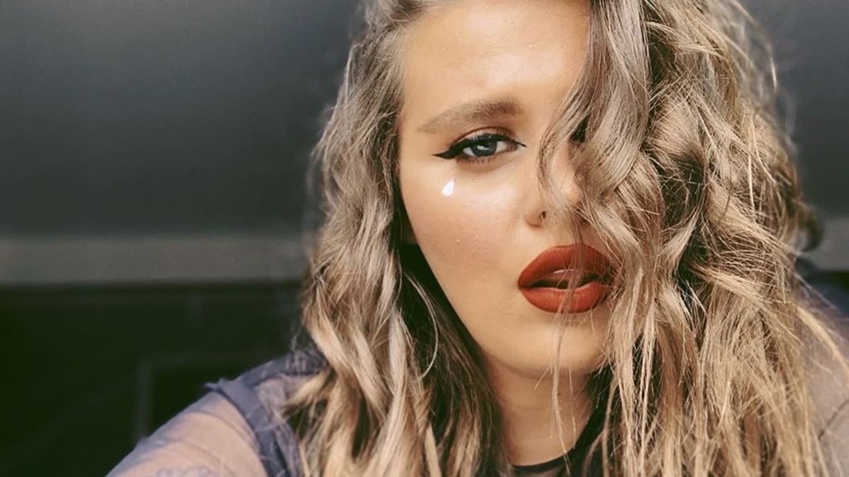 Солістка KAZKA здивувала пікантним кадром у басейні