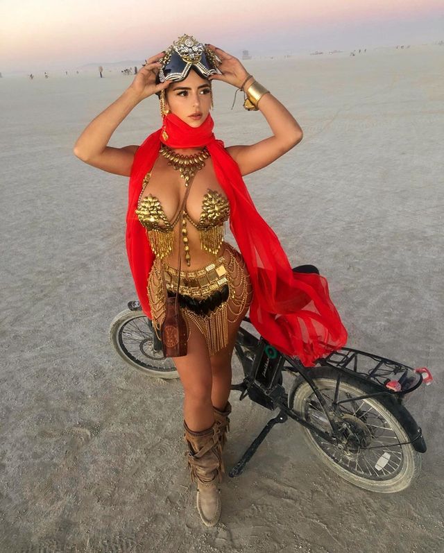 Демі Роуз приміряла екзотичний наряд, який ледь прикриває груди і зону бікіні: гарячі фото - фото 352330