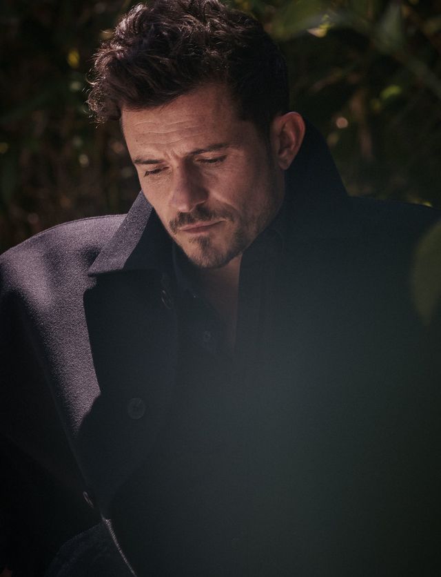 З голим торсом і полуницею: Орландо Блум у новій фотосесії - фото 352436