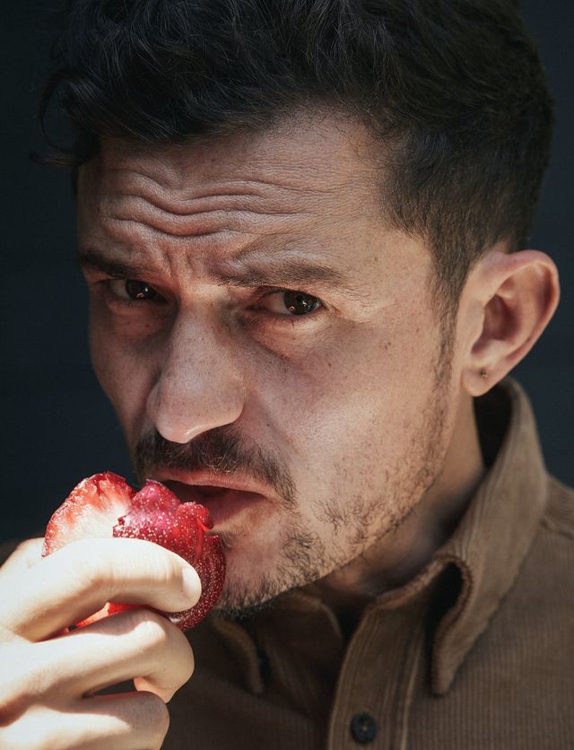 З голим торсом і полуницею: Орландо Блум у новій фотосесії - фото 352439