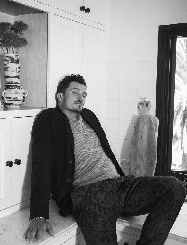 З голим торсом і полуницею: Орландо Блум у новій фотосесії - фото 352441