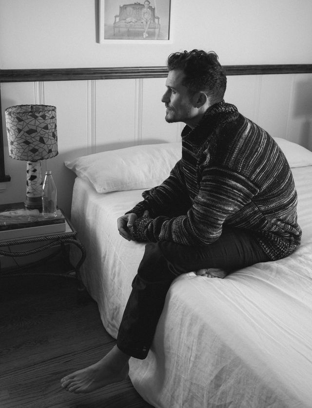 З голим торсом і полуницею: Орландо Блум у новій фотосесії - фото 352442