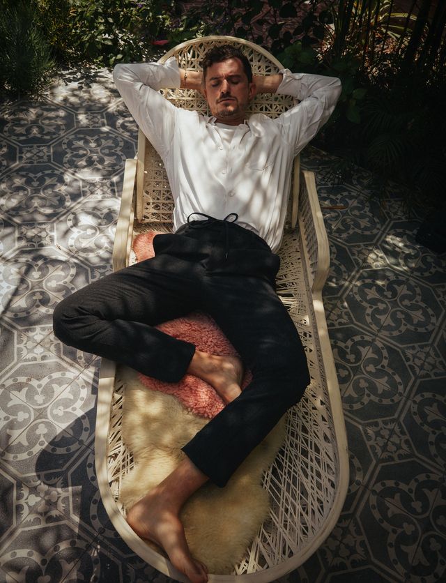 З голим торсом і полуницею: Орландо Блум у новій фотосесії - фото 352444