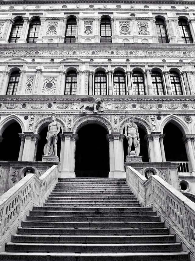 Прогулянка Венецією у чорно-білих фото, від яких перехоплює подих - фото 352461