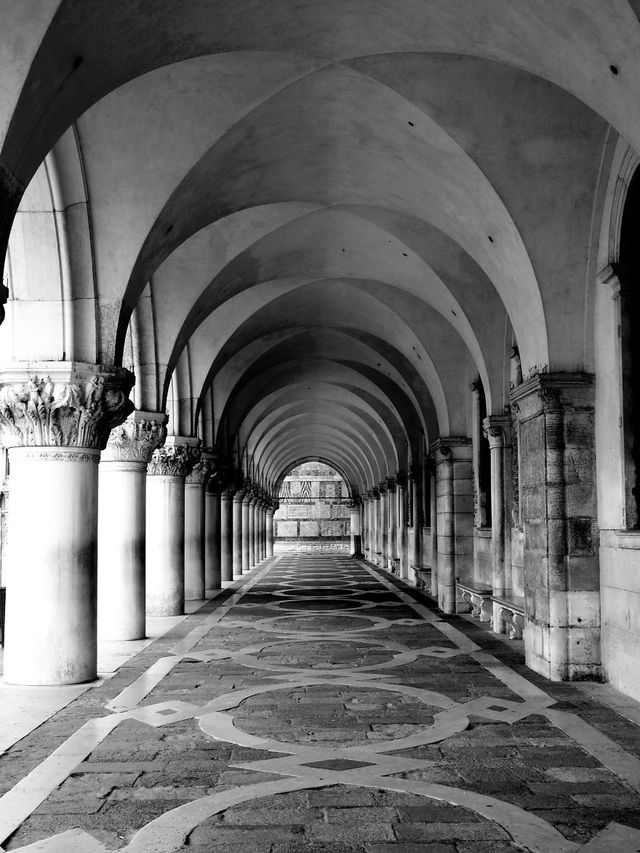 Прогулянка Венецією у чорно-білих фото, від яких перехоплює подих - фото 352464