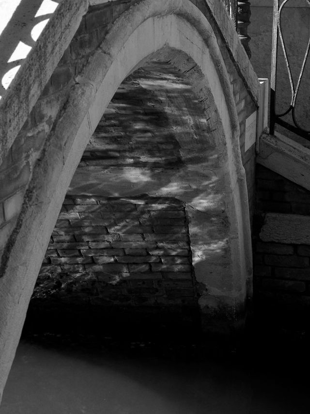 Прогулянка Венецією у чорно-білих фото, від яких перехоплює подих - фото 352472