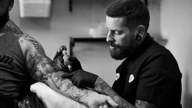 Люди з татуюваннями рідше думають про наслідки - фото 352514