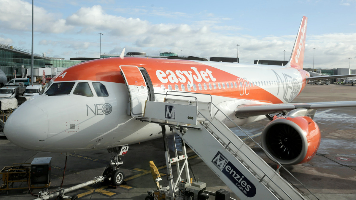 На рейсі літака EasyJet пасажир замінив пілота - фото 1