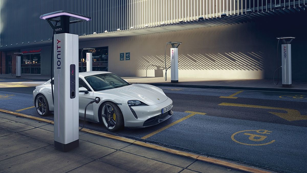 Серійний електрокар Porsche Taycan - фото 1