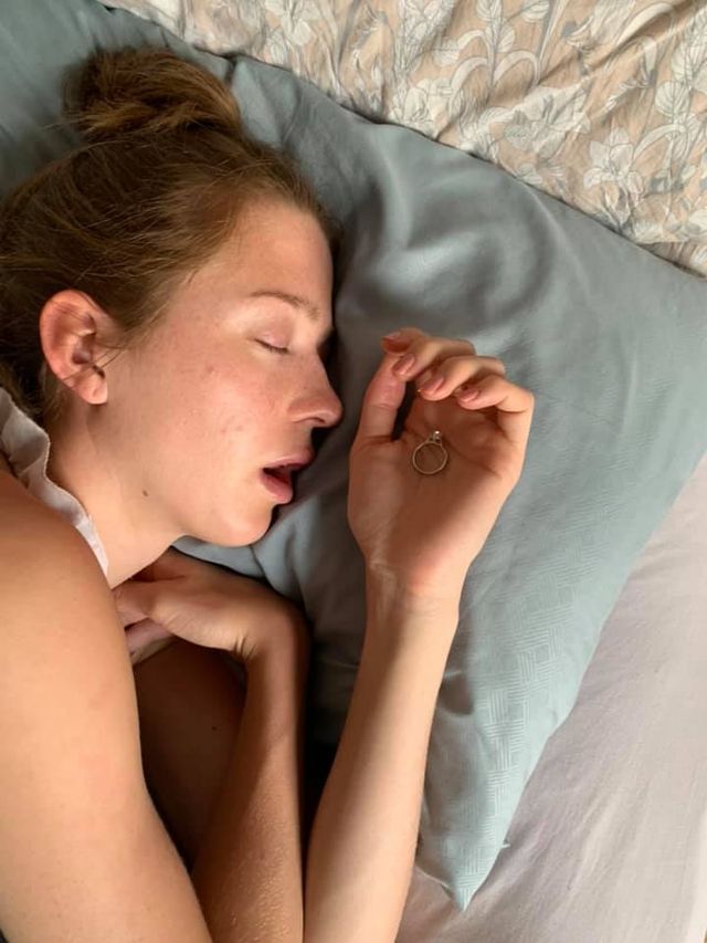 Хлопець цілий місяць робив пропозицію дівчині, але вона цього не помічала: курйозні фото - фото 352675