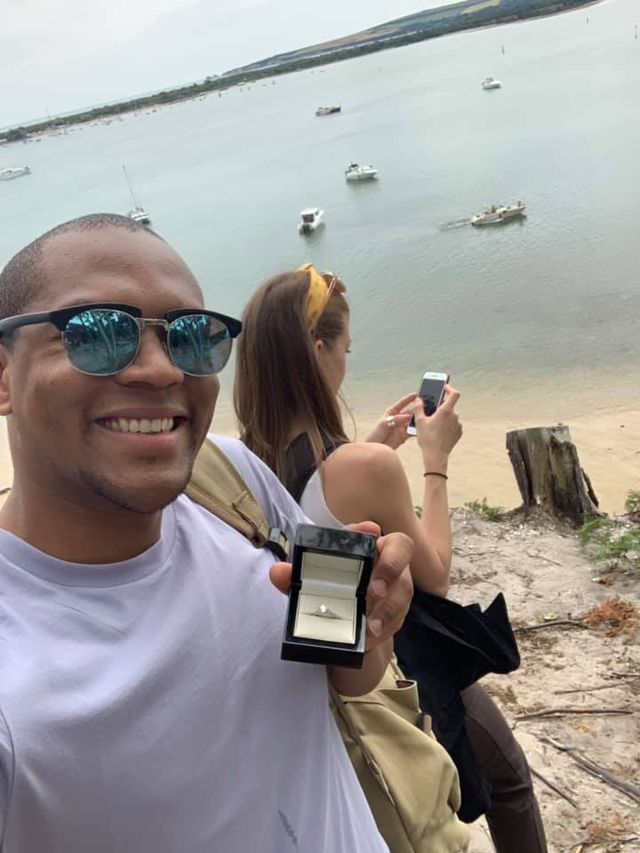 Хлопець цілий місяць робив пропозицію дівчині, але вона цього не помічала: курйозні фото - фото 352676