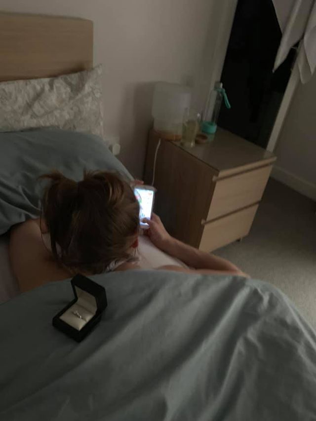 Хлопець цілий місяць робив пропозицію дівчині, але вона цього не помічала: курйозні фото - фото 352677