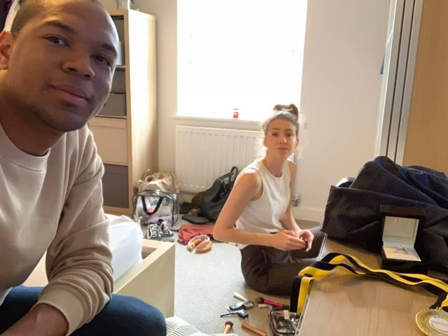 Хлопець цілий місяць робив пропозицію дівчині, але вона цього не помічала: курйозні фото - фото 352679