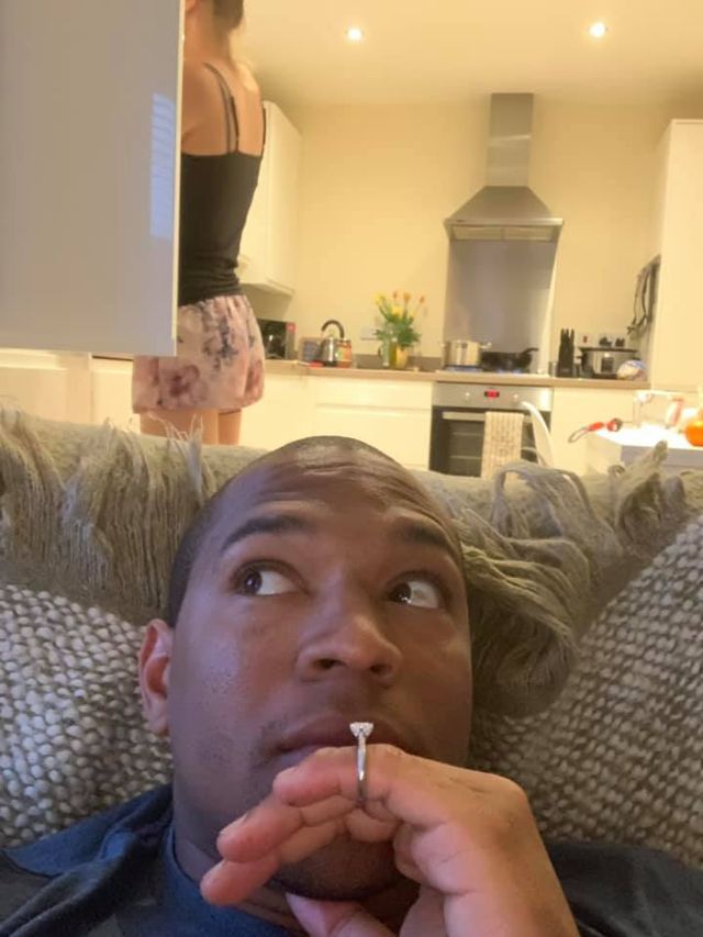 Хлопець цілий місяць робив пропозицію дівчині, але вона цього не помічала: курйозні фото - фото 352681