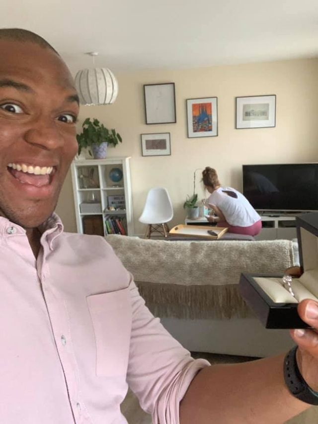 Хлопець цілий місяць робив пропозицію дівчині, але вона цього не помічала: курйозні фото - фото 352683