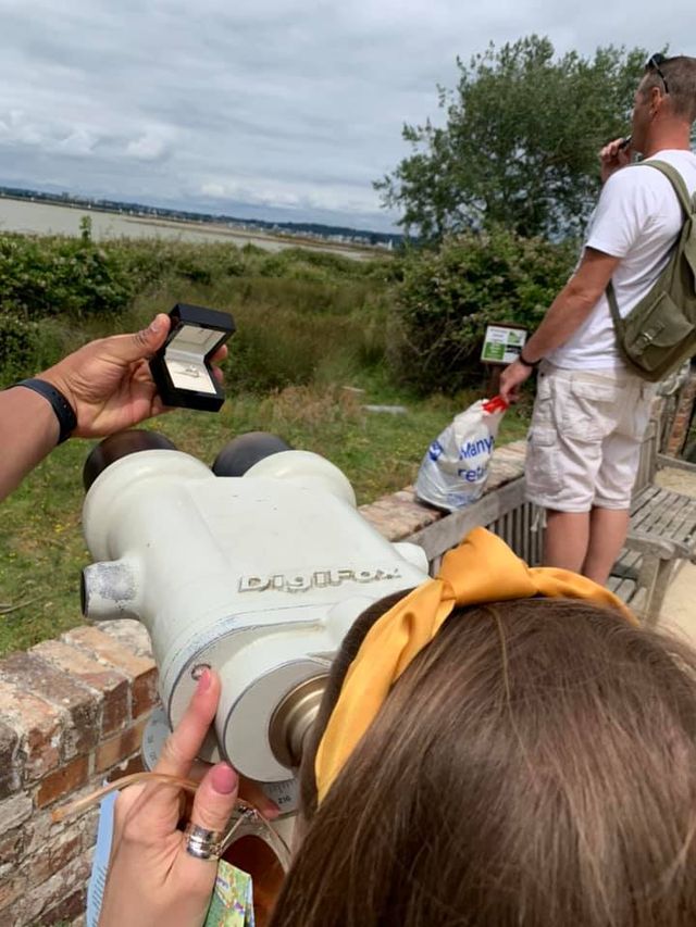 Хлопець цілий місяць робив пропозицію дівчині, але вона цього не помічала: курйозні фото - фото 352684