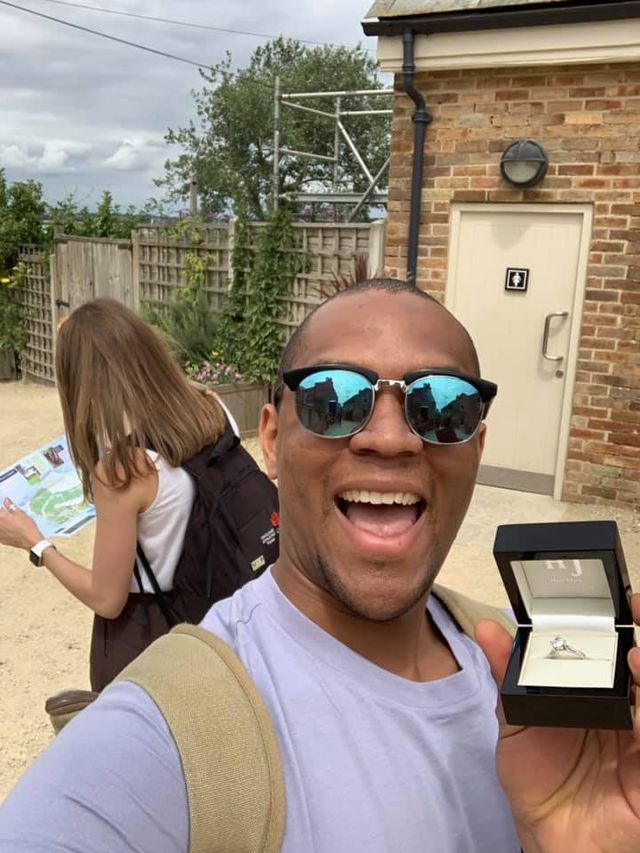 Хлопець цілий місяць робив пропозицію дівчині, але вона цього не помічала: курйозні фото - фото 352685