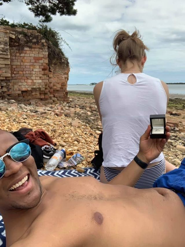 Хлопець цілий місяць робив пропозицію дівчині, але вона цього не помічала: курйозні фото - фото 352686