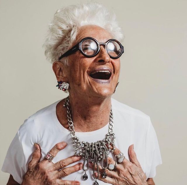 Ефектна 83-річна американка похизувалася молодими коханцями, з якими знайомиться у Tinder - фото 352712