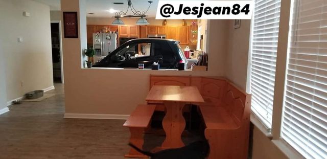 Американець сховав машину від урагану Доріан на кухні: фотофакт - фото 352760