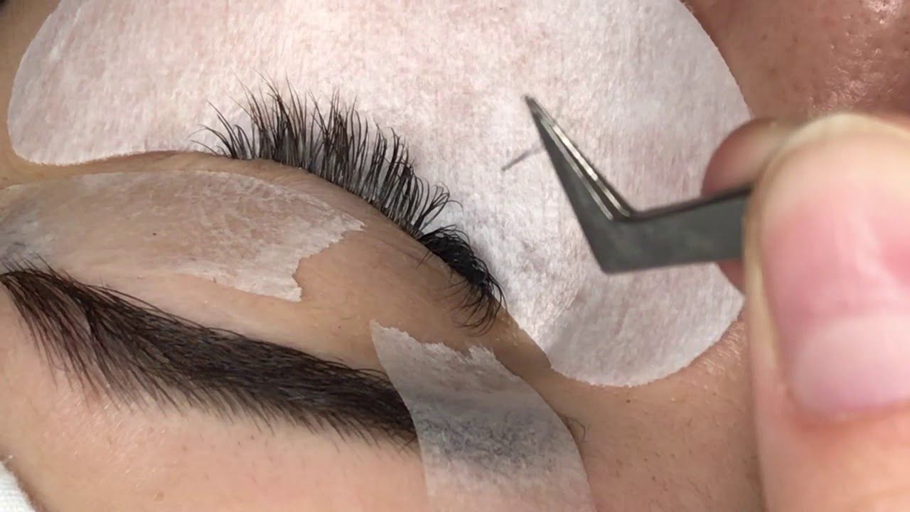 Лікарі розповіли про небезпеку нарощування вій