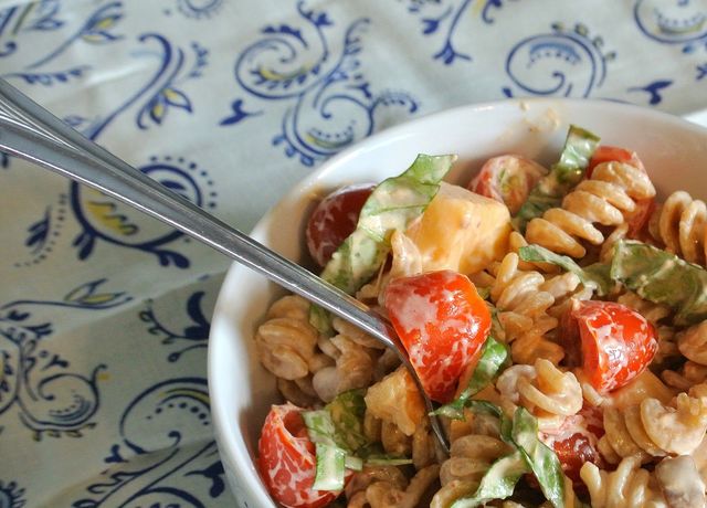 Салат з помідорами і макаронами - фото 352791