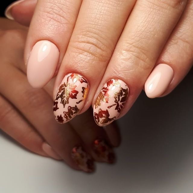 Манікюр на осінь 2025: модні тренди дизайну нігтів у фото - фото 352859