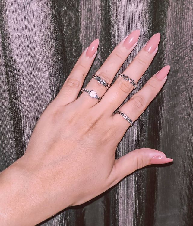 Манікюр на осінь 2025: модні тренди дизайну нігтів у фото - фото 352863