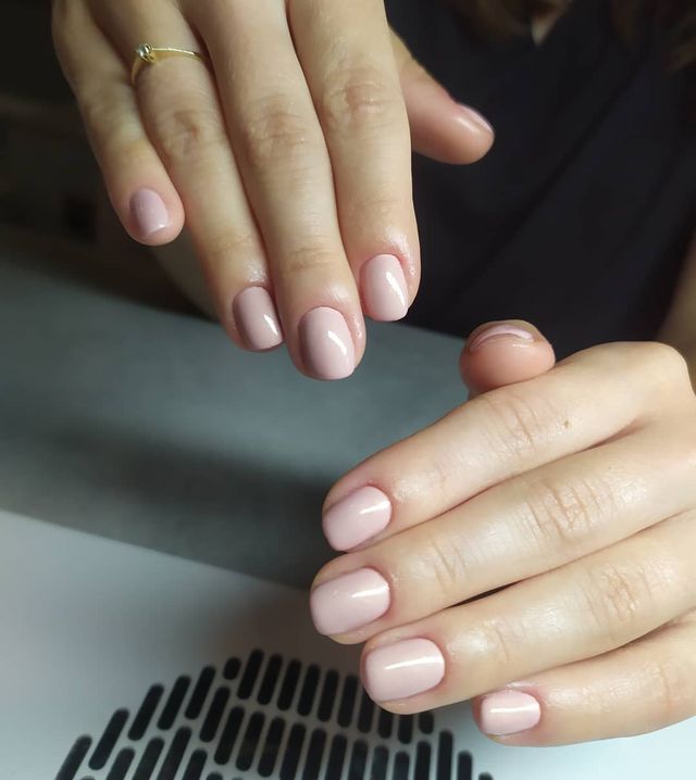 Манікюр на осінь 2025: модні тренди дизайну нігтів у фото - фото 352866