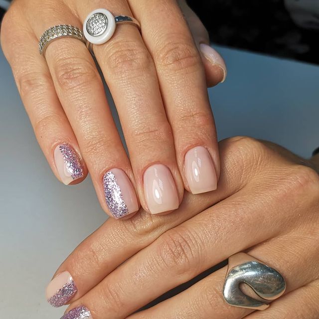 Манікюр на осінь 2025: модні тренди дизайну нігтів у фото - фото 352873