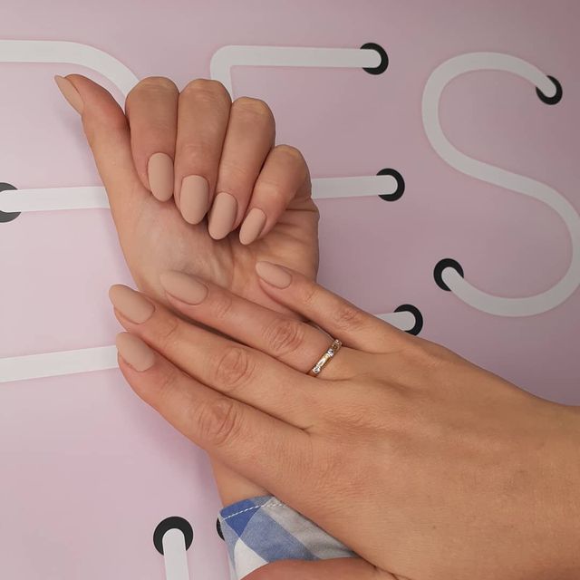 Манікюр на осінь 2025: модні тренди дизайну нігтів у фото - фото 352874