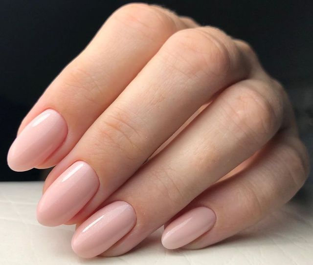 Манікюр на осінь 2025: модні тренди дизайну нігтів у фото - фото 352877