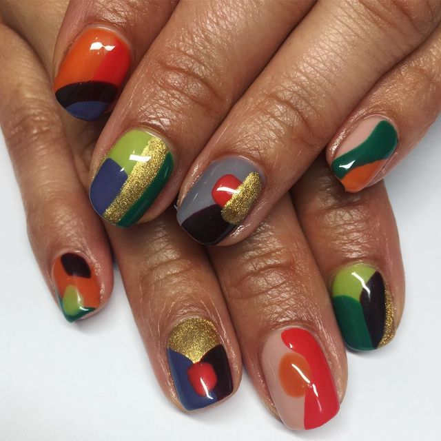 Манікюр на осінь 2025: модні тренди дизайну нігтів у фото - фото 352879