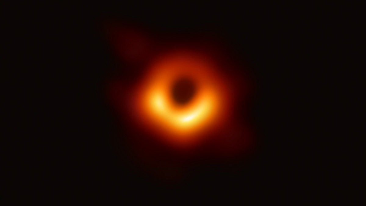 Перше у світі фото чорної діри - фото 1