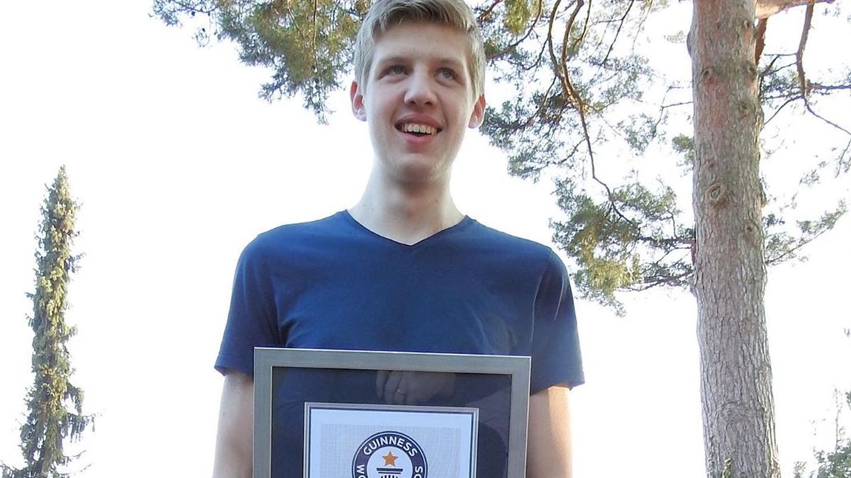 16-річний підліток потрапив в книгу рекордів Гіннесса з 57 розміром ноги