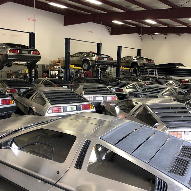 Рай для фанатів Назад у майбутнє: десятки культових авто DeLorian заховали в одному ангарі - фото 352929