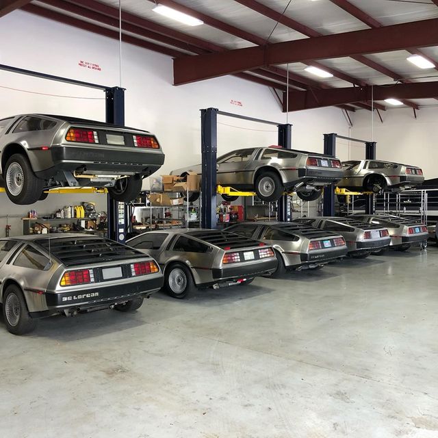 Рай для фанатів Назад у майбутнє: десятки культових авто DeLorian заховали в одному ангарі - фото 352930