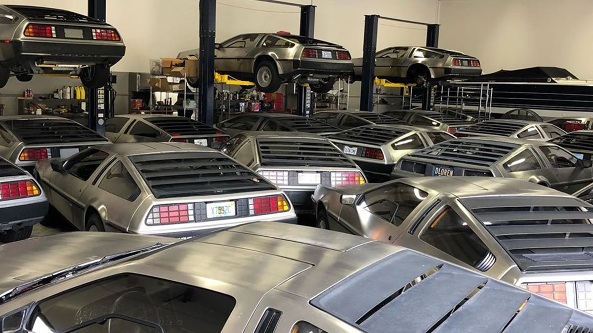 Рай для фанатів Назад у майбутнє: десятки культових авто DeLorian заховали в одному ангарі